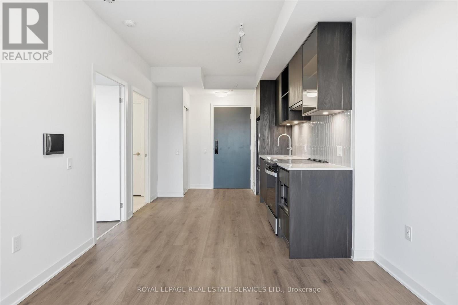 Modern Kitchen Features Whirlpool S/S Appliances - 603 - 395 Dundas Street W, Oakville, ON - Indoor