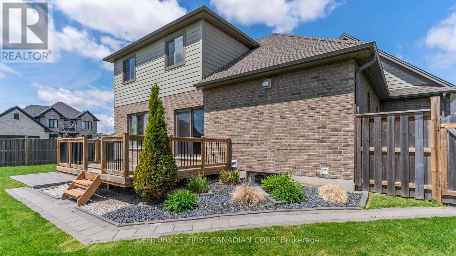 102 Caverhill Crescent, Middlesex Centre (Komoka), ON - Outdoor