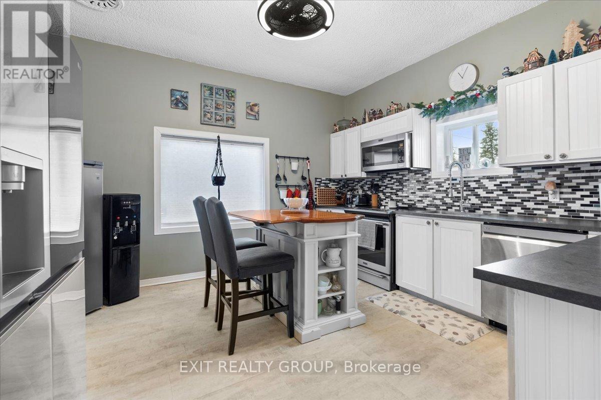 391 Thomas Street, Deseronto (Deseronto (Town)), ON - Indoor Photo Showing Kitchen