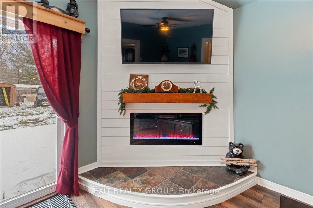 391 Thomas Street, Deseronto (Deseronto (Town)), ON - Indoor With Fireplace
