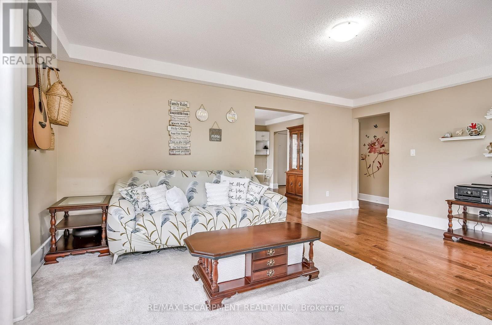 14 - 25 Mountwood Avenue, Hamilton, ON - Indoor Photo Showing Living Room