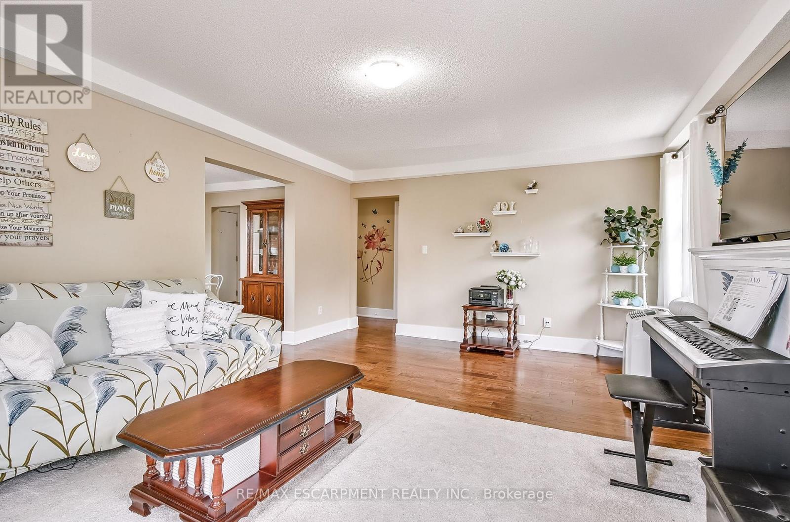 14 - 25 Mountwood Avenue, Hamilton, ON - Indoor Photo Showing Living Room
