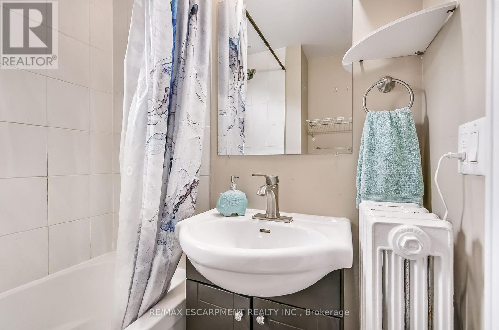 14 - 25 Mountwood Avenue, Hamilton, ON - Indoor Photo Showing Bathroom