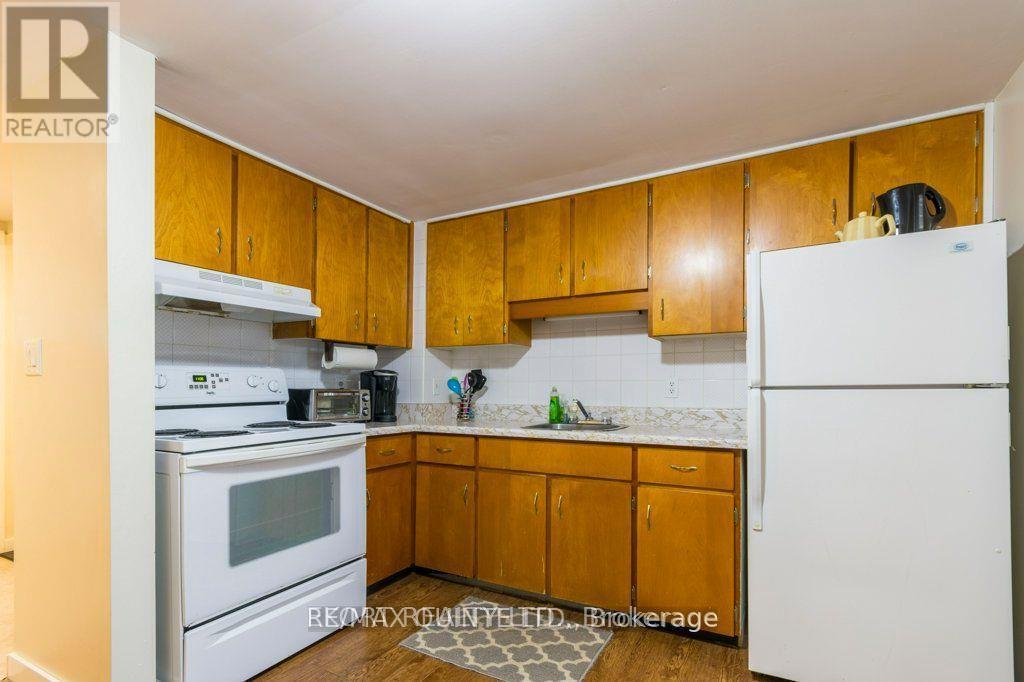 Lower - 239 Dundas Street W, Belleville (Belleville Ward), ON - Indoor Photo Showing Kitchen