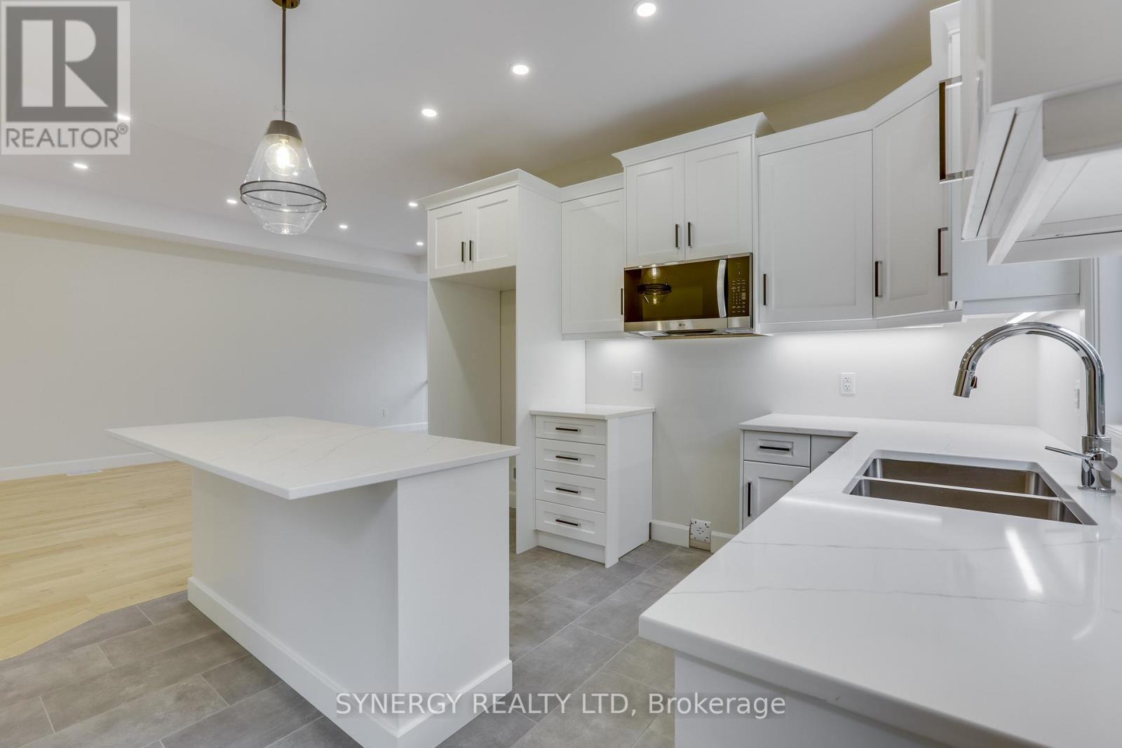 7 Haddon Lane, Strathroy-Caradoc (Nw), ON - Indoor Photo Showing Kitchen With Double Sink