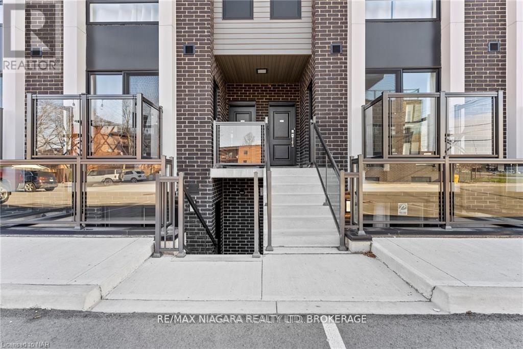 115 - 6065 Mcleod Road, Niagara Falls (Arad/Fallsview), ON - Outdoor