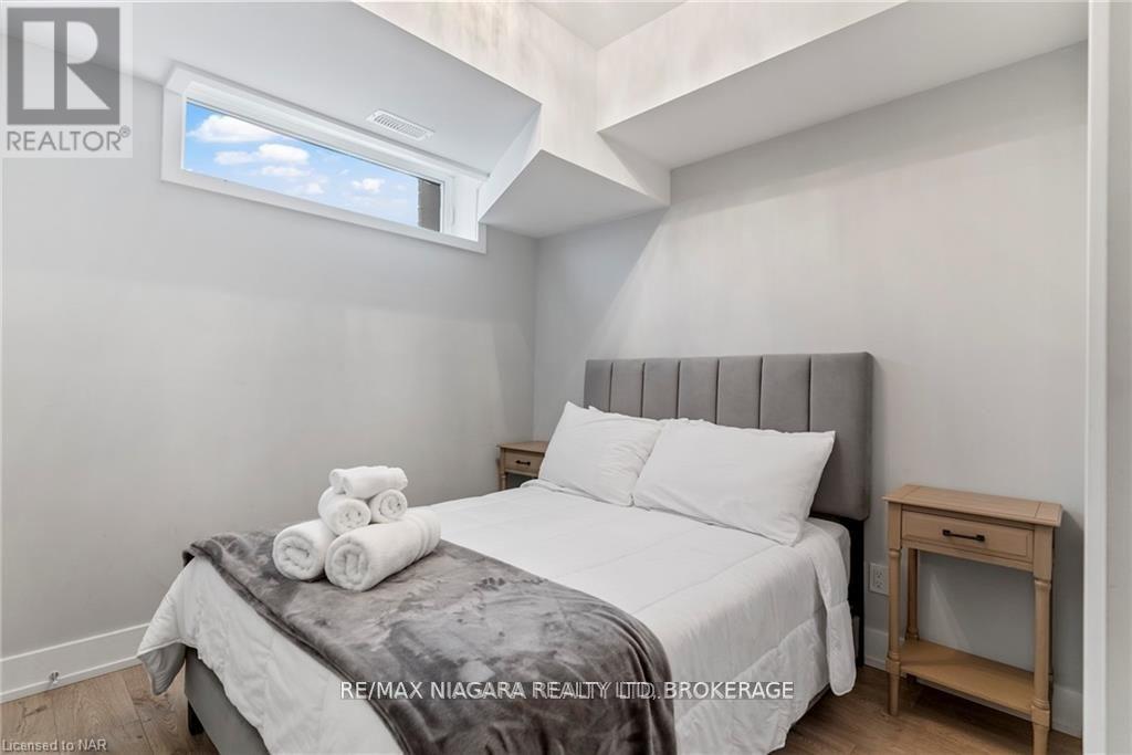 115 - 6065 Mcleod Road, Niagara Falls (Arad/Fallsview), ON - Indoor Photo Showing Bedroom