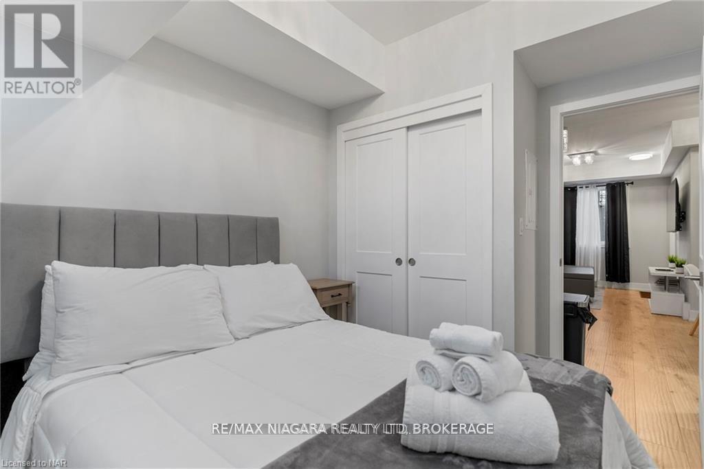 115 - 6065 Mcleod Road, Niagara Falls (Arad/Fallsview), ON - Indoor Photo Showing Bedroom