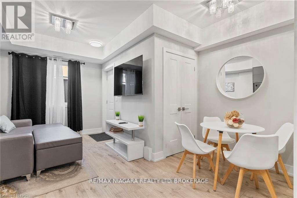 115 - 6065 Mcleod Road, Niagara Falls (Arad/Fallsview), ON - Indoor Photo Showing Dining Room