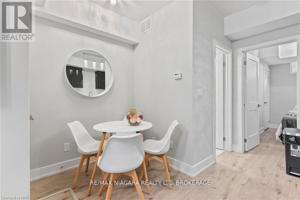 115 - 6065 Mcleod Road, Niagara Falls (Arad/Fallsview), ON - Indoor Photo Showing Dining Room