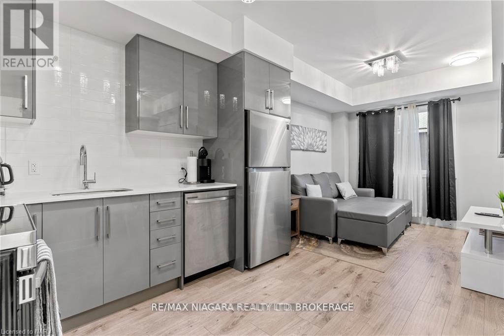 115 - 6065 Mcleod Road, Niagara Falls (Arad/Fallsview), ON - Indoor Photo Showing Kitchen With Stainless Steel Kitchen