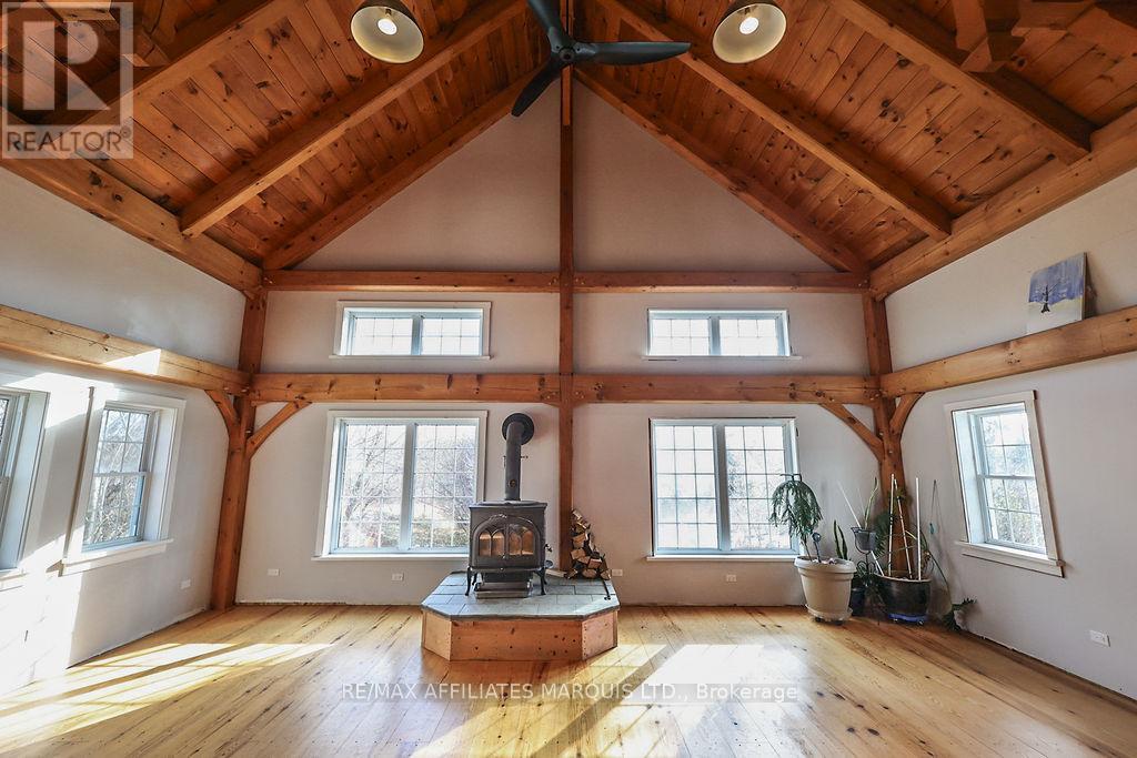 Grandroom, wood burning stove & vauilted ceilings - 21259 Conc 8 Road, South Glengarry, ON