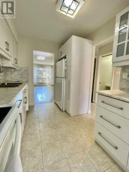17 Curly Vineway N, Toronto, ON - Indoor Photo Showing Kitchen