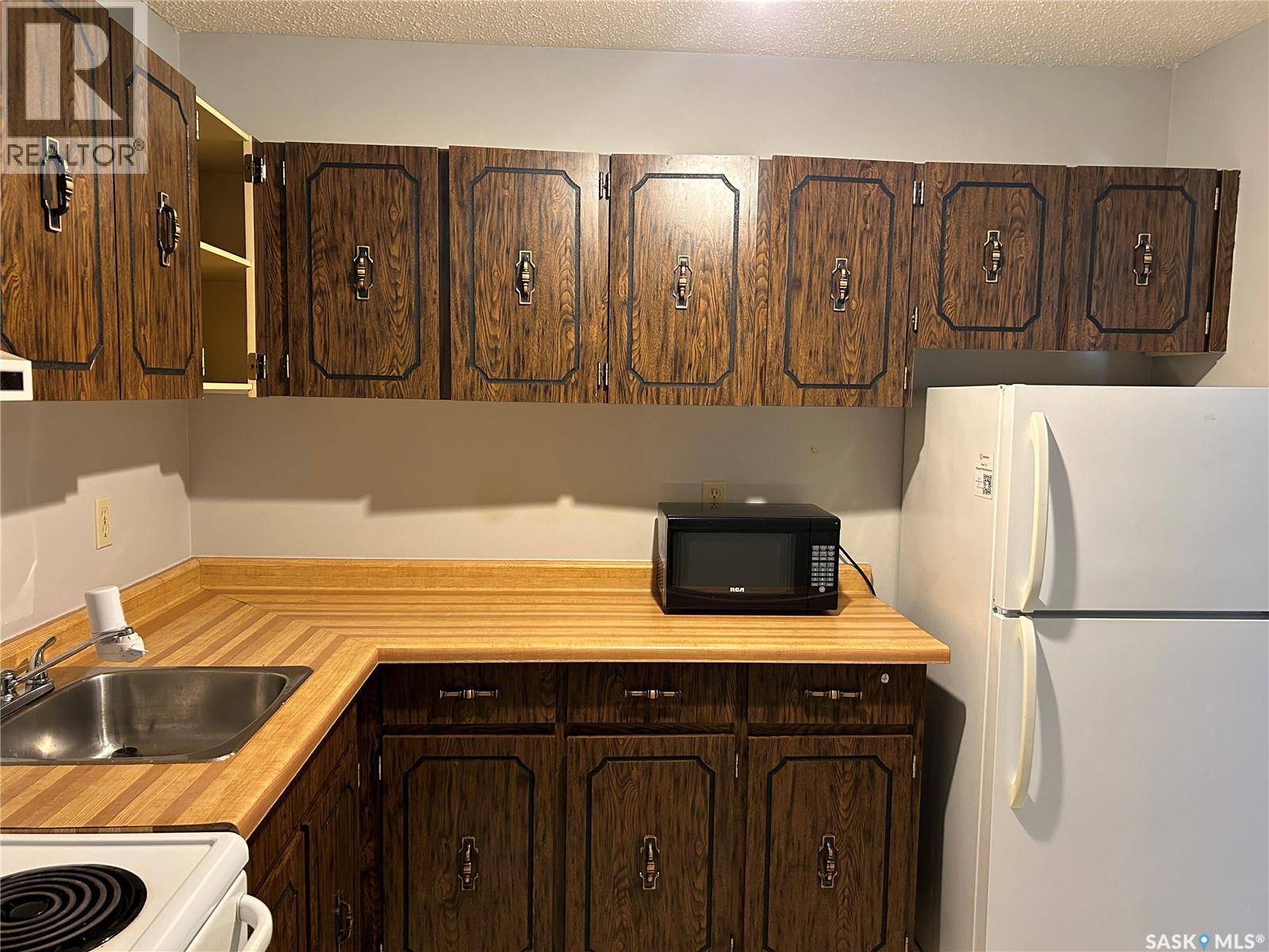 52A Nollet Avenue, Regina, SK - Indoor Photo Showing Kitchen