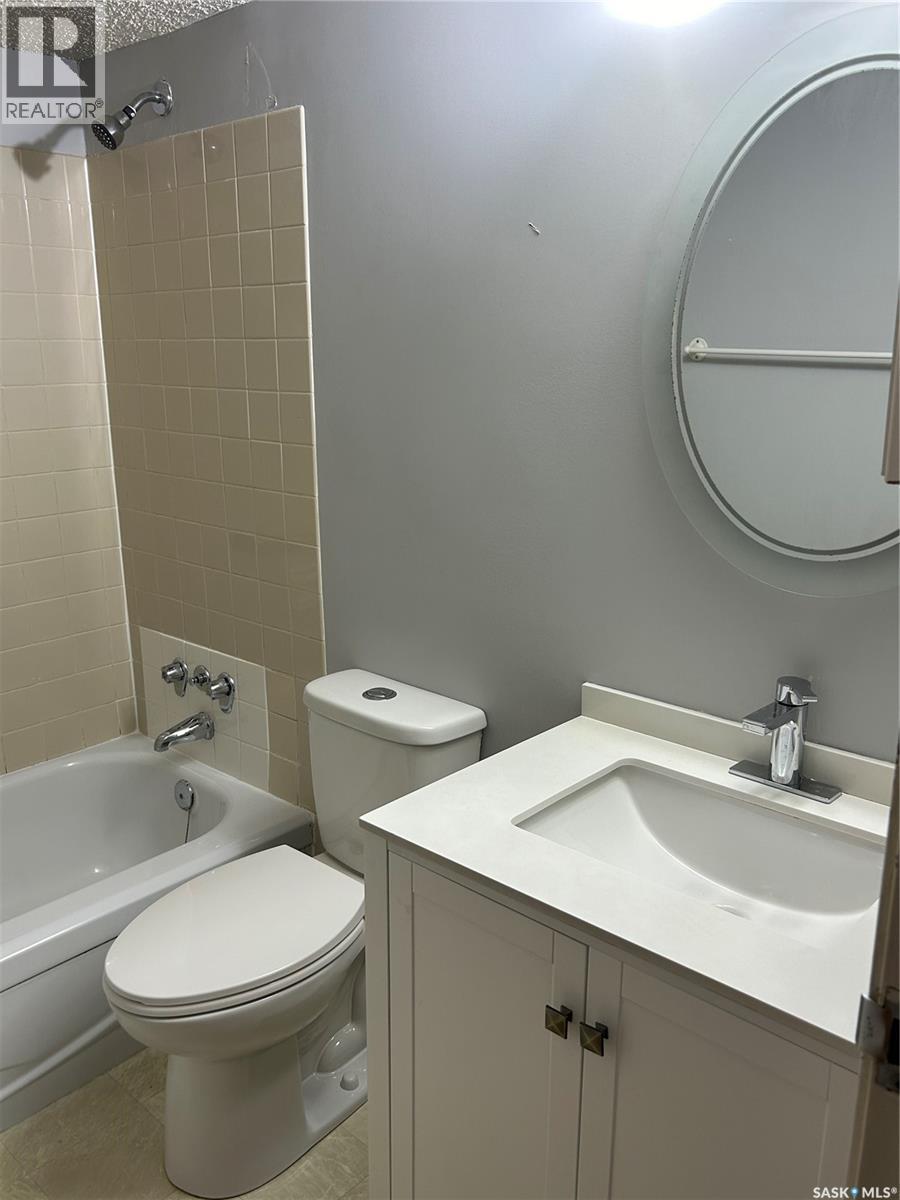 52A Nollet Avenue, Regina, SK - Indoor Photo Showing Bathroom