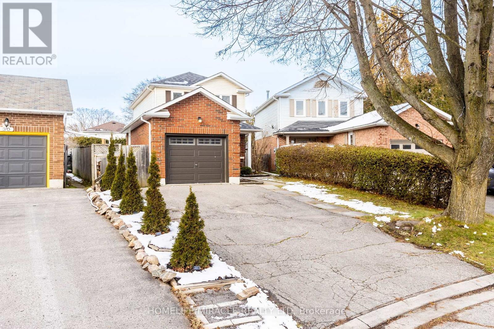 33 Mossgrove Court, Clarington, ON - Outdoor With Facade