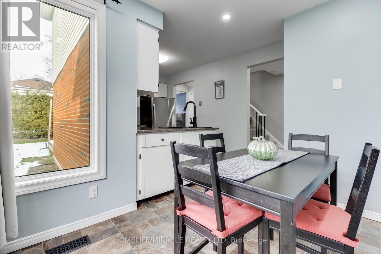 33 Mossgrove Court, Clarington, ON - Indoor Photo Showing Dining Room