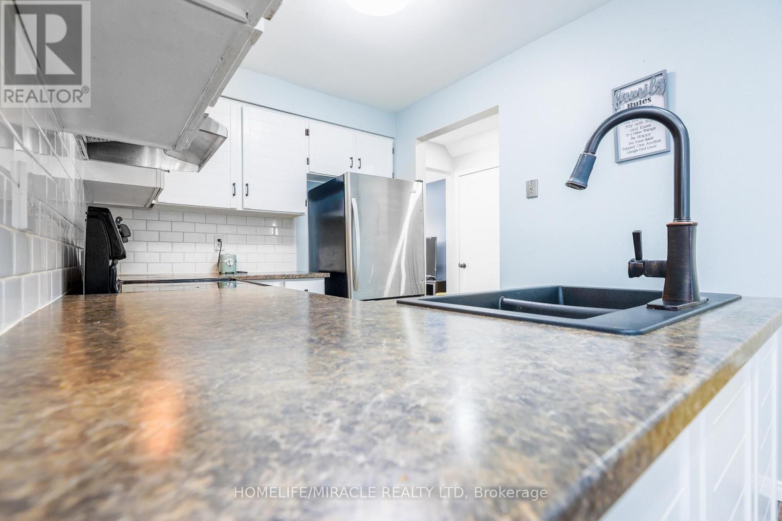 33 Mossgrove Court, Clarington, ON - Indoor Photo Showing Kitchen With Double Sink