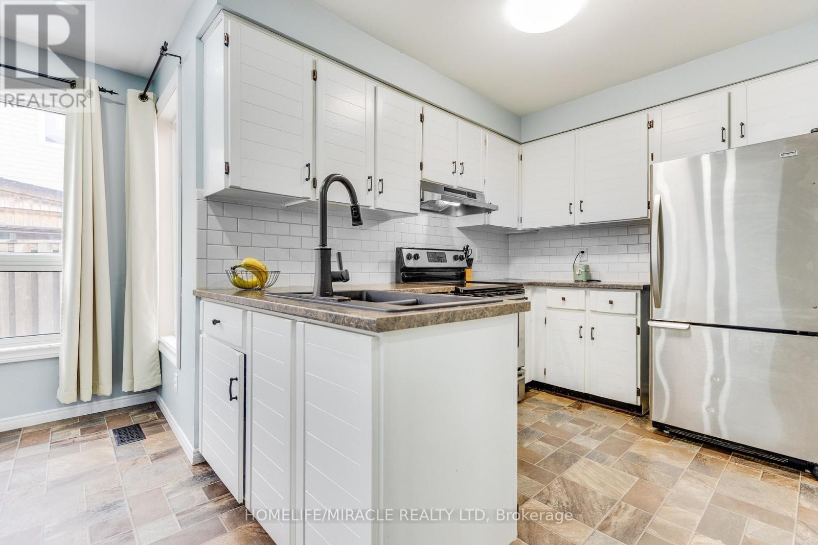 33 Mossgrove Court, Clarington, ON - Indoor Photo Showing Kitchen With Double Sink