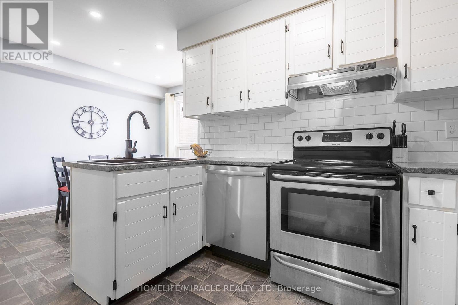 33 Mossgrove Court, Clarington, ON - Indoor Photo Showing Kitchen With Upgraded Kitchen