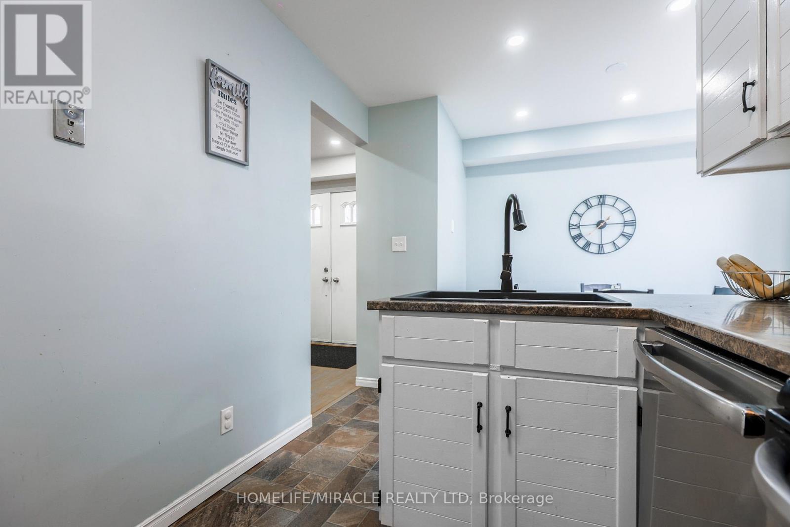 33 Mossgrove Court, Clarington, ON - Indoor