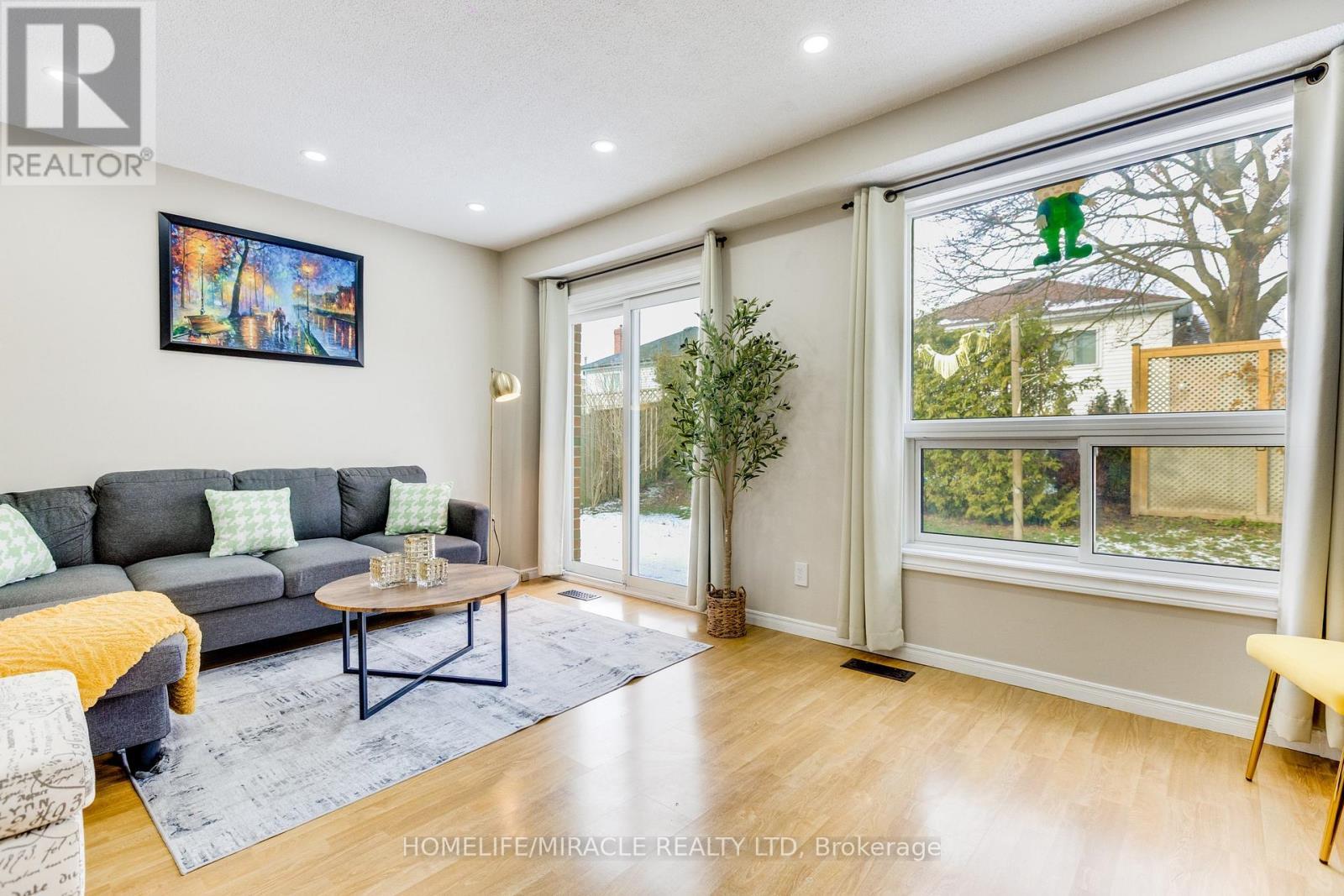 33 Mossgrove Court, Clarington, ON - Indoor Photo Showing Living Room
