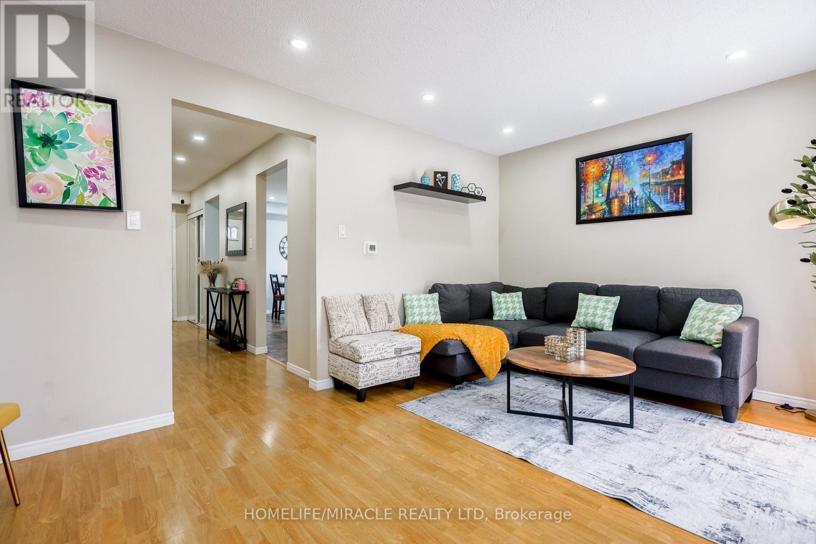 33 Mossgrove Court, Clarington, ON - Indoor Photo Showing Living Room