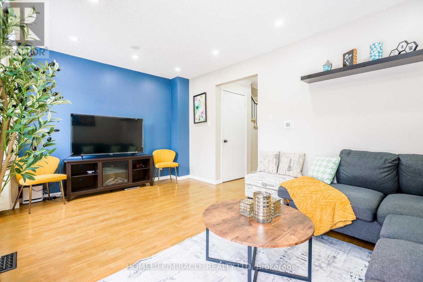 33 Mossgrove Court, Clarington, ON - Indoor Photo Showing Living Room