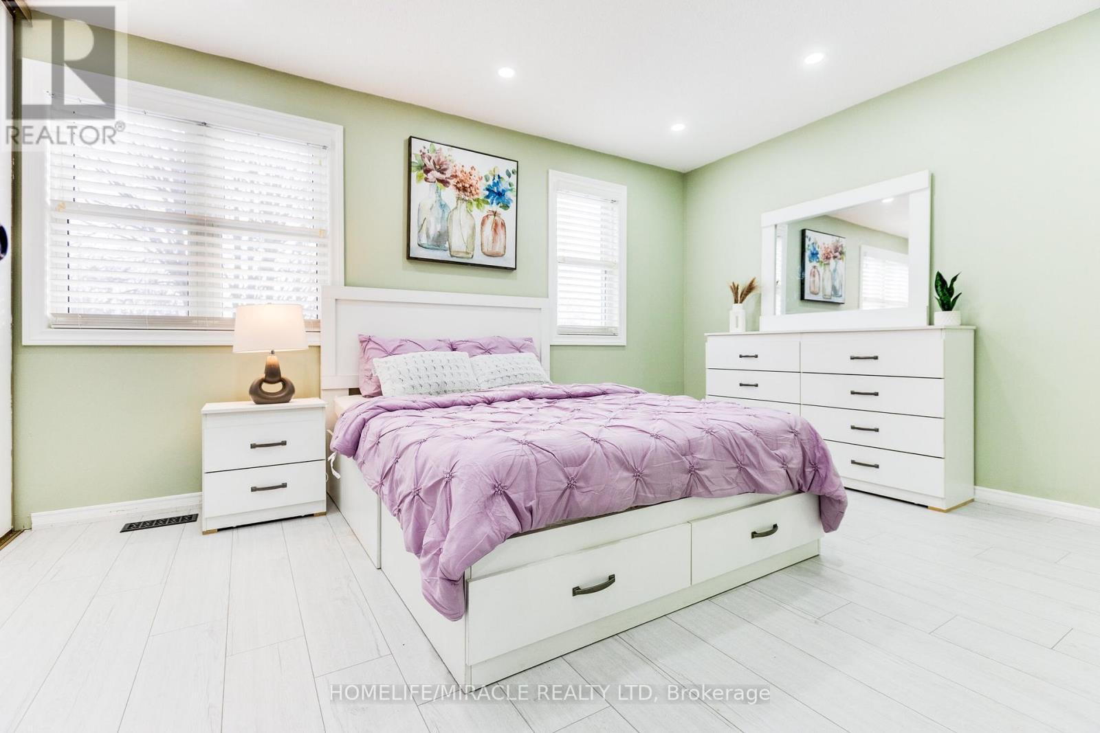 33 Mossgrove Court, Clarington, ON - Indoor Photo Showing Bedroom