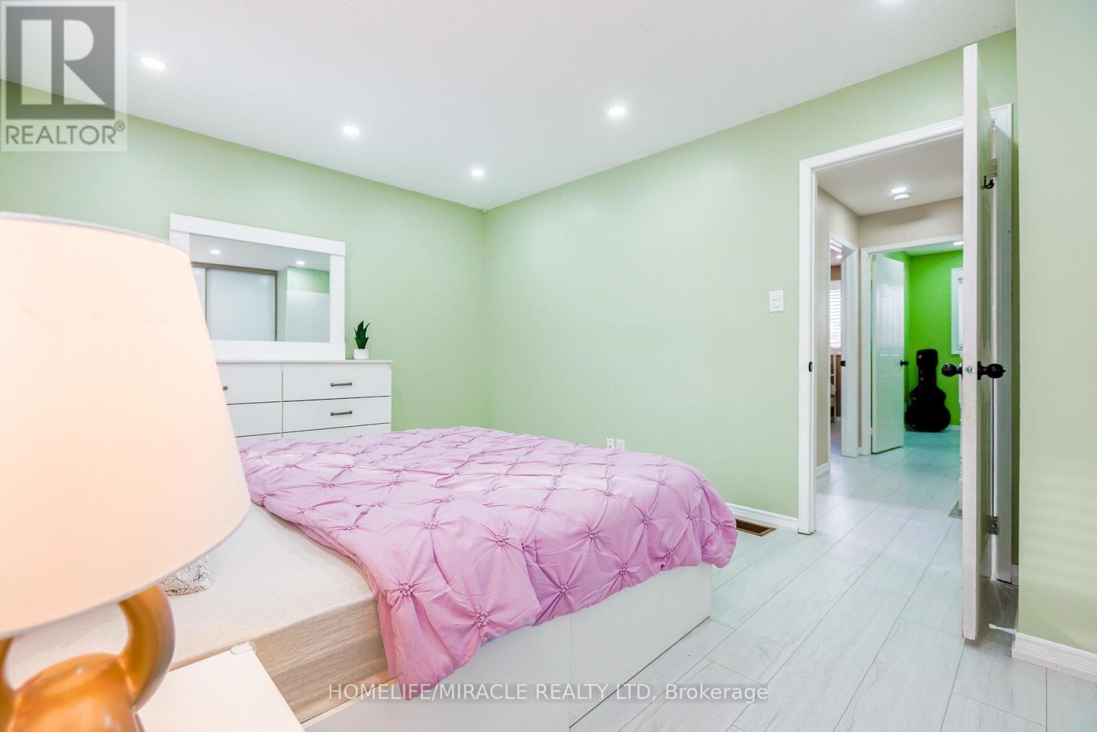 33 Mossgrove Court, Clarington, ON - Indoor Photo Showing Bedroom