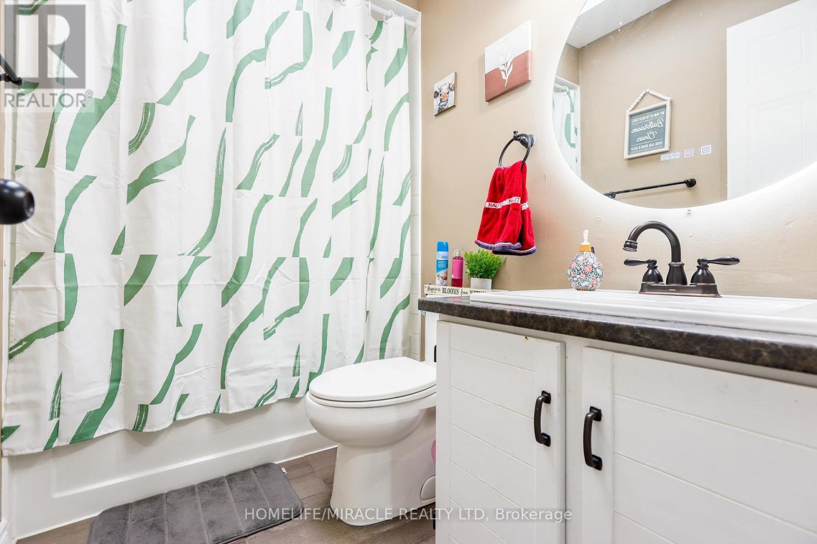 33 Mossgrove Court, Clarington, ON - Indoor Photo Showing Bathroom