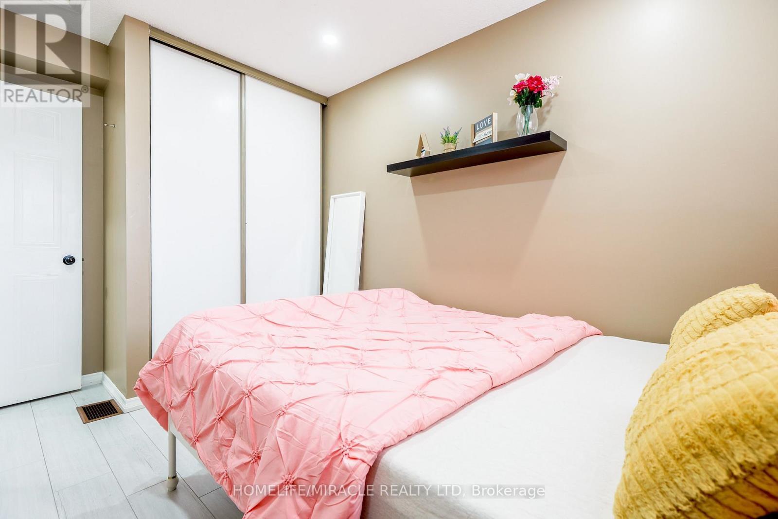 33 Mossgrove Court, Clarington, ON - Indoor Photo Showing Bedroom