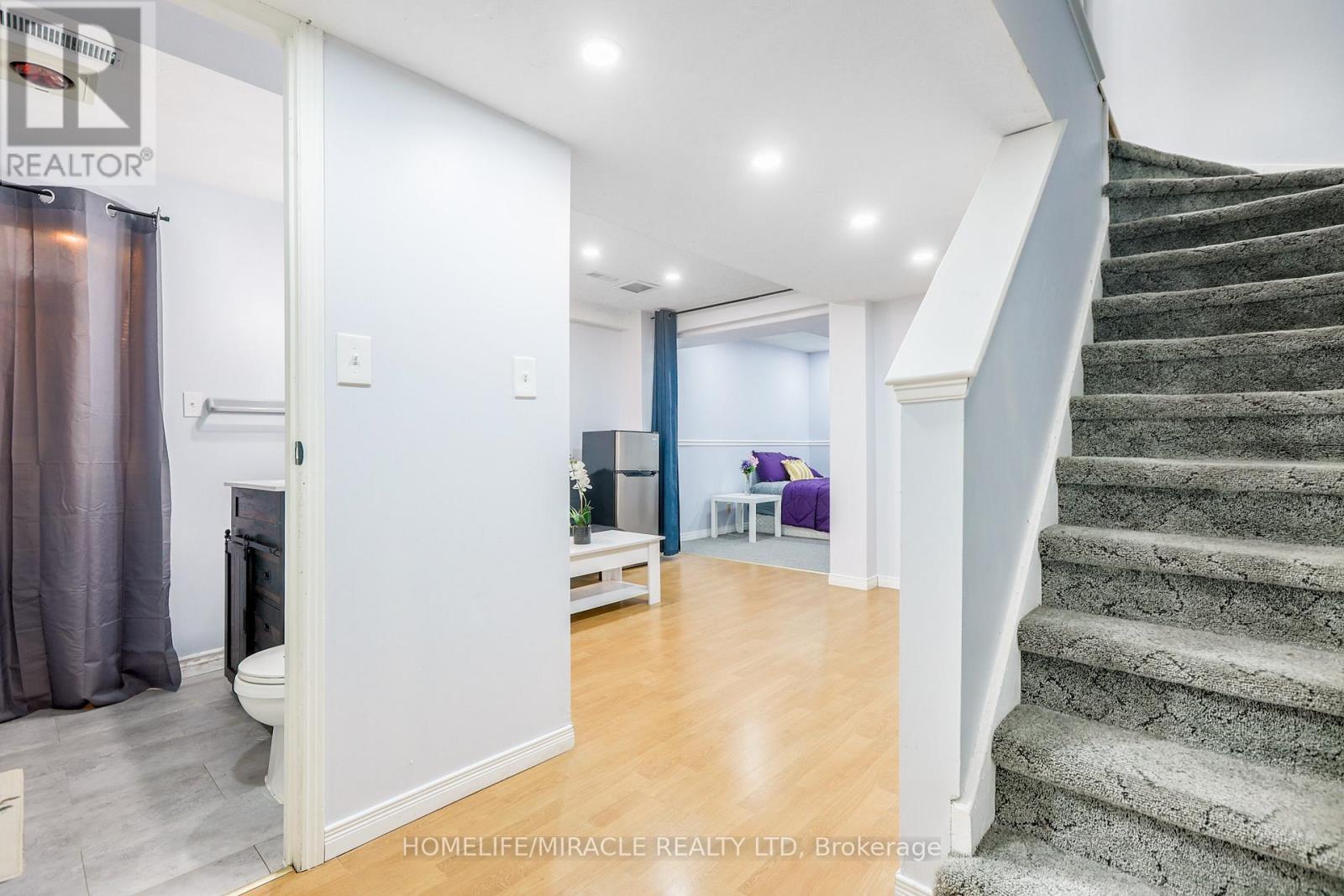 33 Mossgrove Court, Clarington, ON - Indoor Photo Showing Other Room