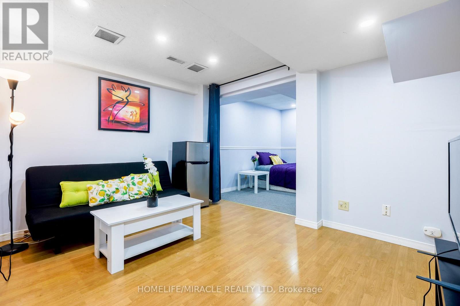 33 Mossgrove Court, Clarington, ON - Indoor