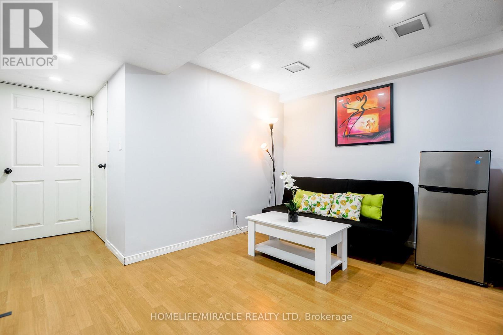 33 Mossgrove Court, Clarington, ON - Indoor Photo Showing Other Room