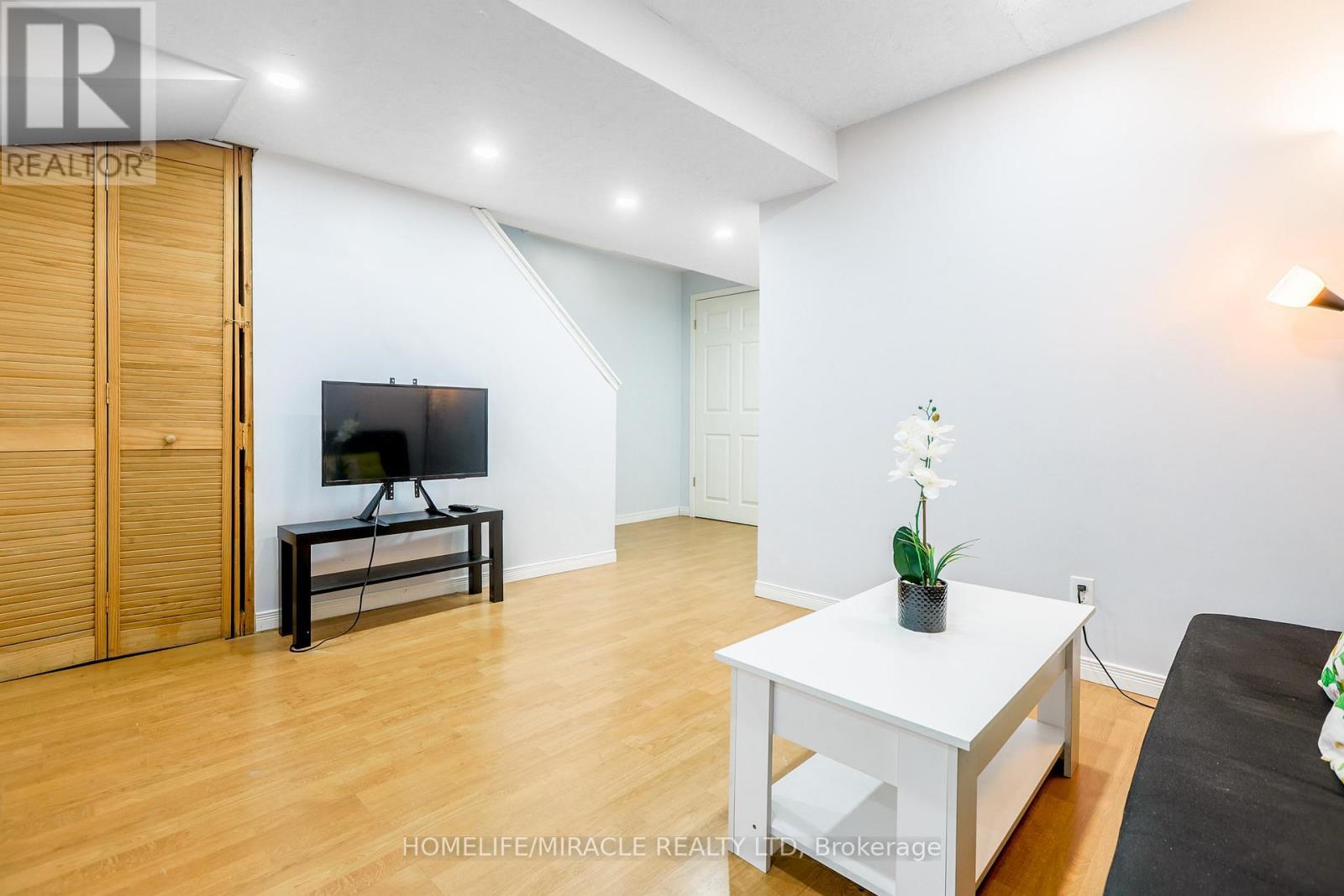 33 Mossgrove Court, Clarington, ON - Indoor