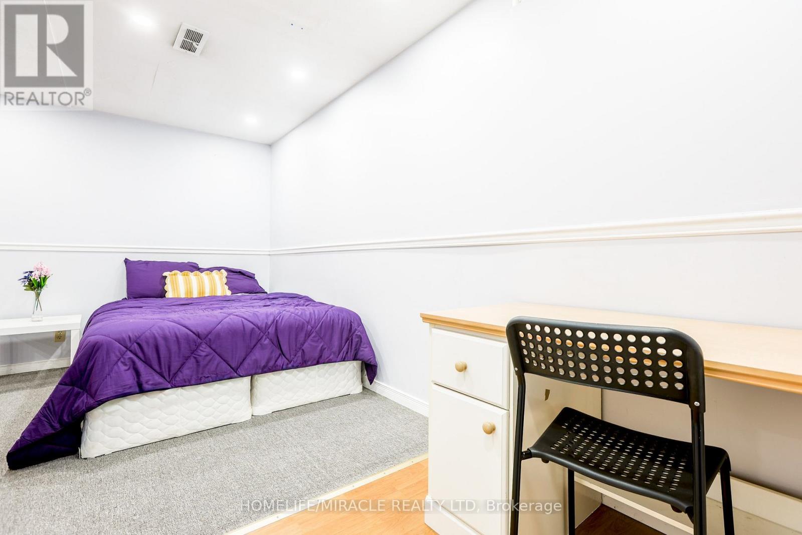 33 Mossgrove Court, Clarington, ON - Indoor Photo Showing Bedroom