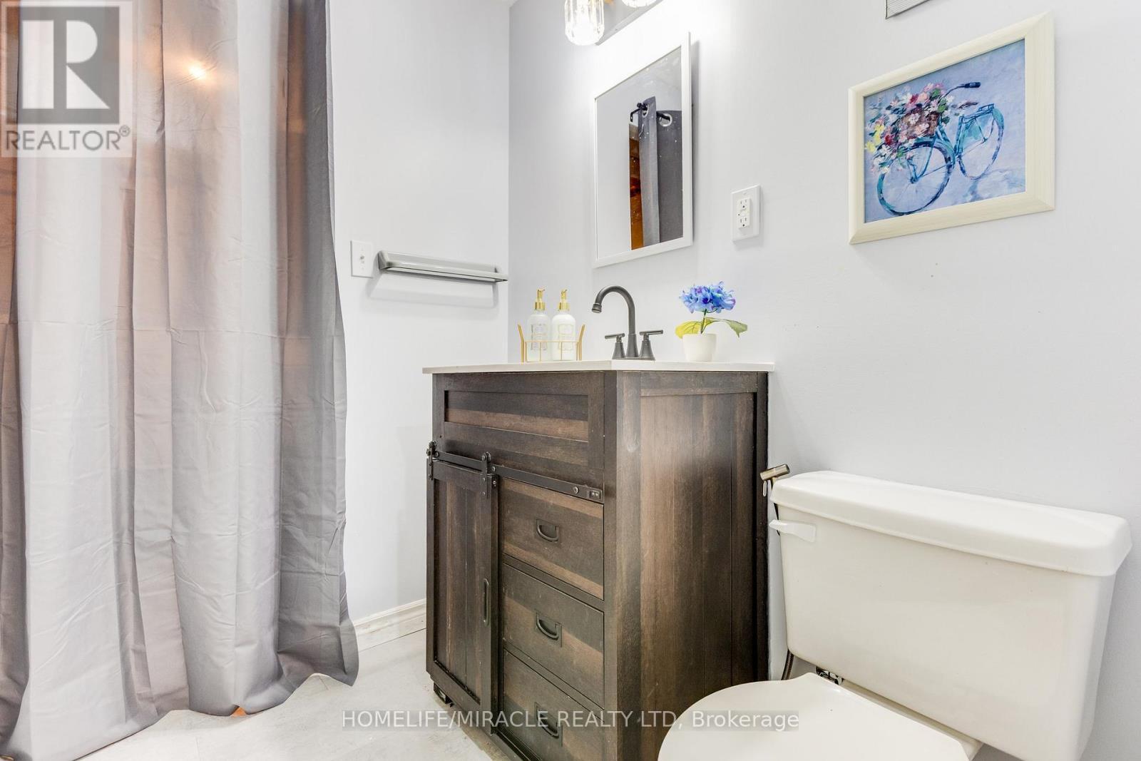 33 Mossgrove Court, Clarington, ON - Indoor Photo Showing Bathroom