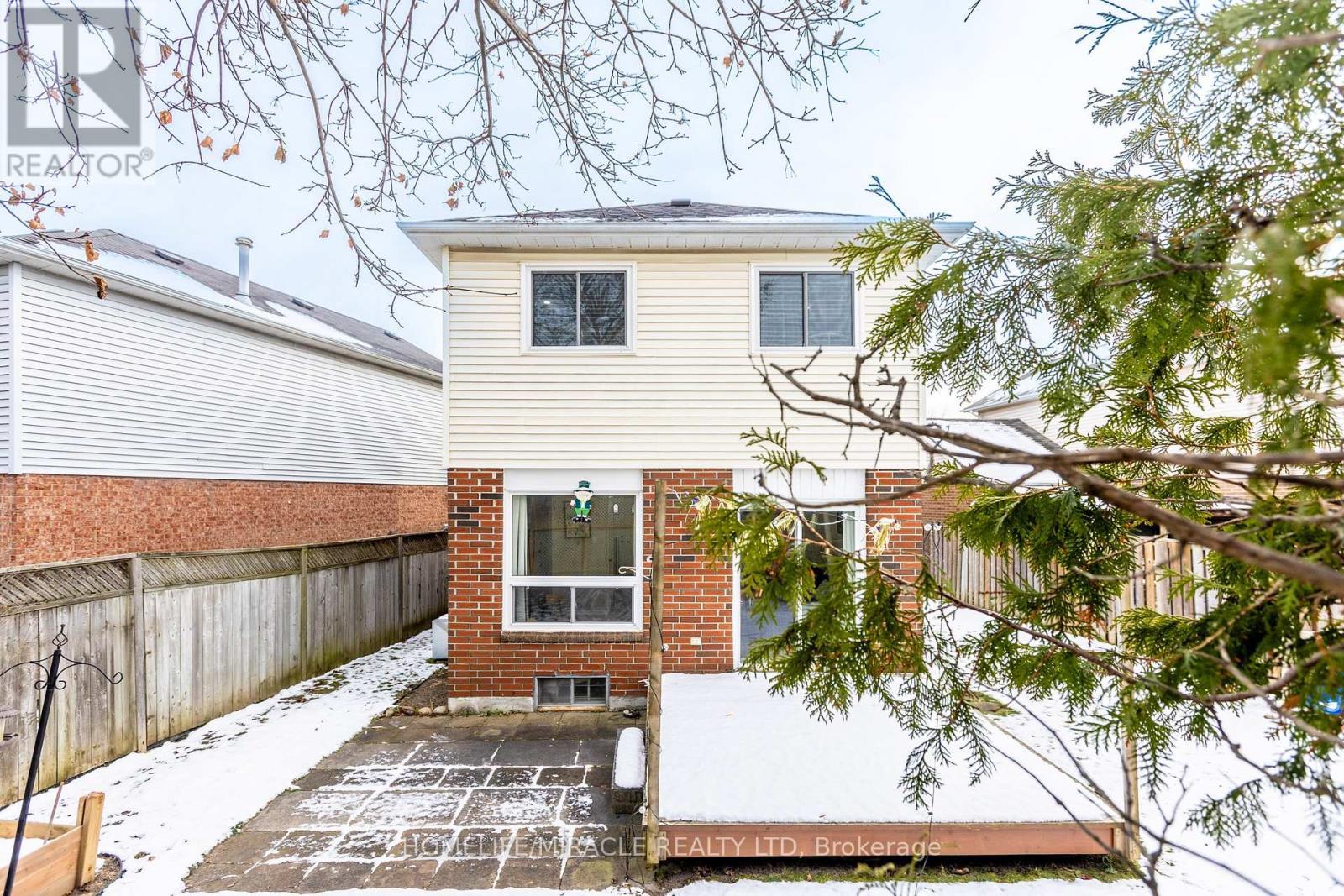 33 Mossgrove Court, Clarington, ON - Outdoor