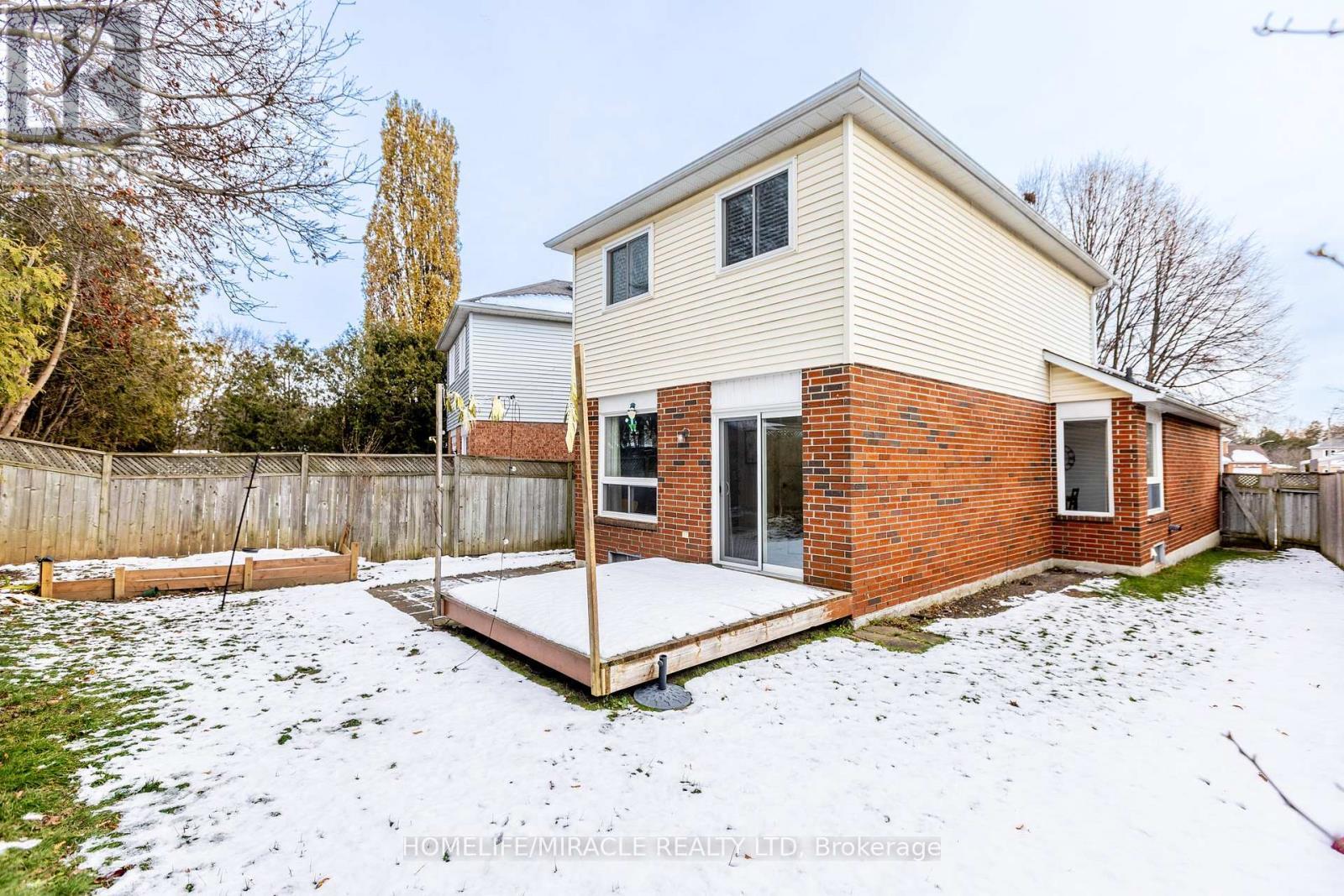 33 Mossgrove Court, Clarington, ON - Outdoor