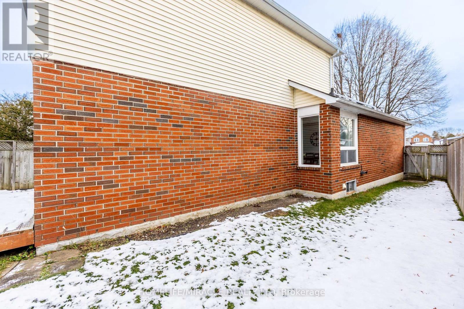 33 Mossgrove Court, Clarington, ON - Outdoor