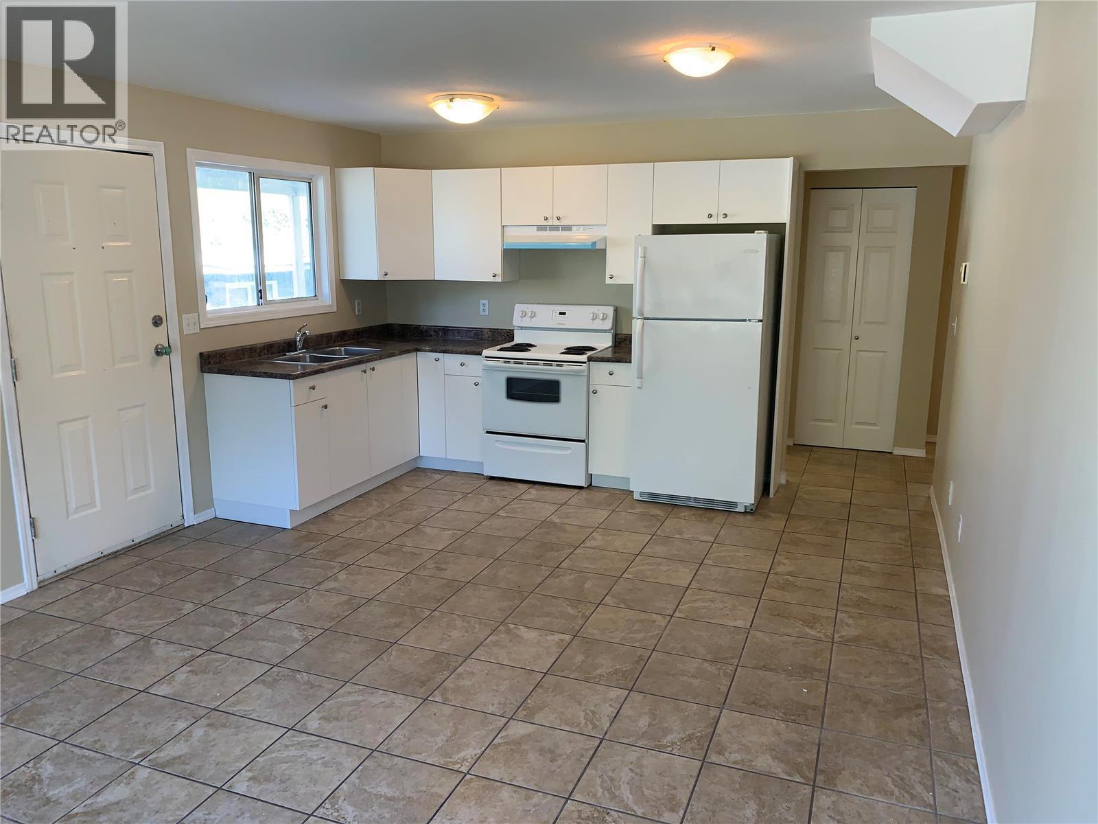 1425 Highland Drive S, Kelowna, BC - Indoor Photo Showing Kitchen With Double Sink