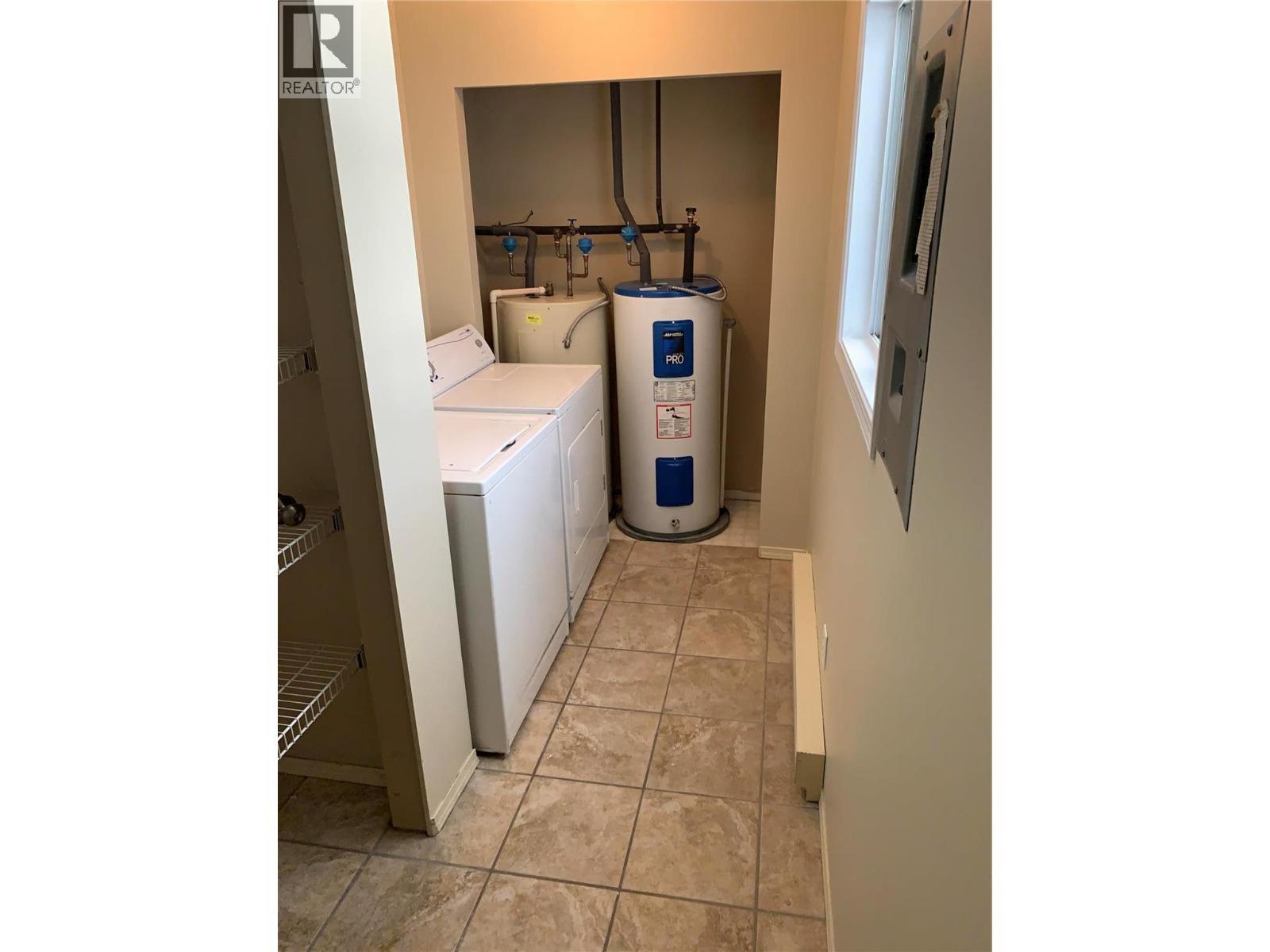 1425 Highland Drive S, Kelowna, BC - Indoor Photo Showing Laundry Room