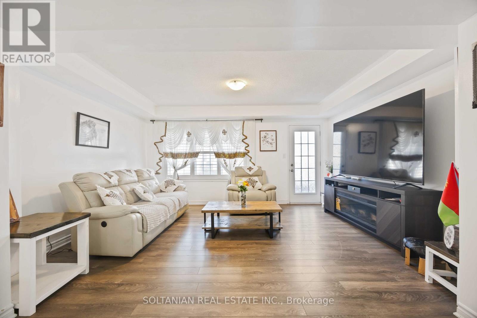 1103 Silk Street, Pickering, ON - Indoor Photo Showing Living Room