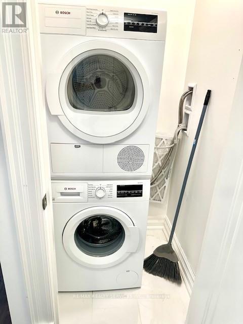 503 - 2060 Lakeshore Road, Burlington, ON - Indoor Photo Showing Laundry Room