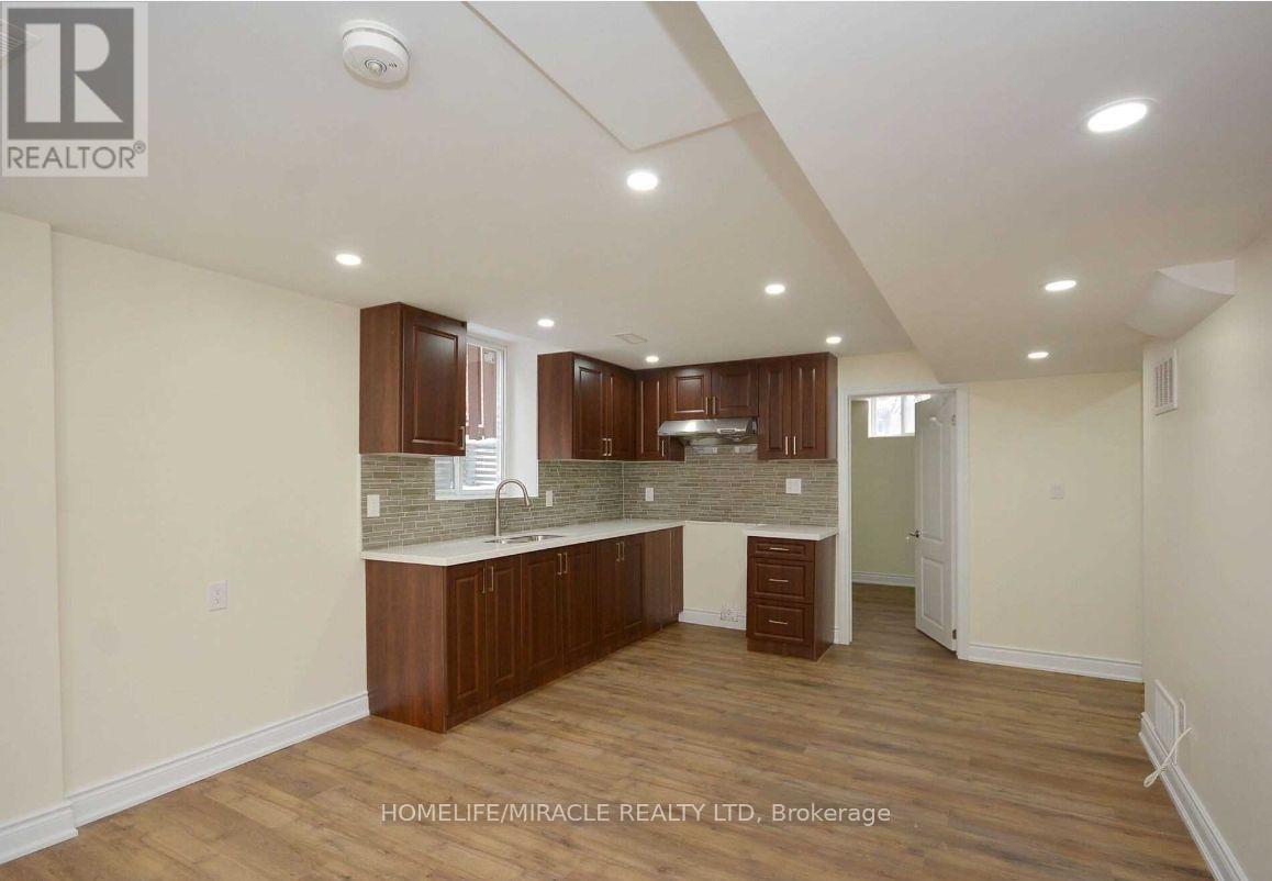 Bsmt - 833 Mays Crescent, Mississauga, ON - Indoor Photo Showing Kitchen