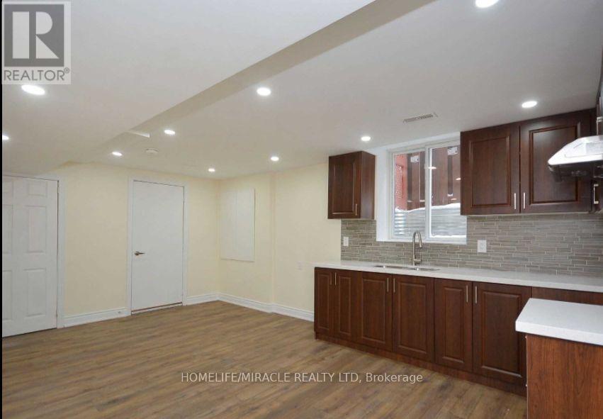 Bsmt - 833 Mays Crescent, Mississauga, ON - Indoor Photo Showing Kitchen