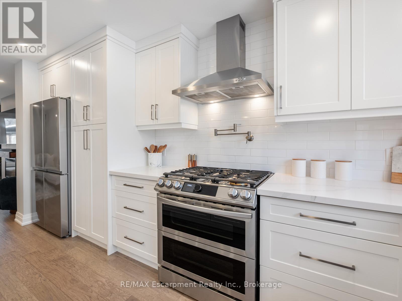 143 Chalfield Lane, Mississauga (Rathwood), ON - Indoor Photo Showing Kitchen With Stainless Steel Kitchen With Upgraded Kitchen