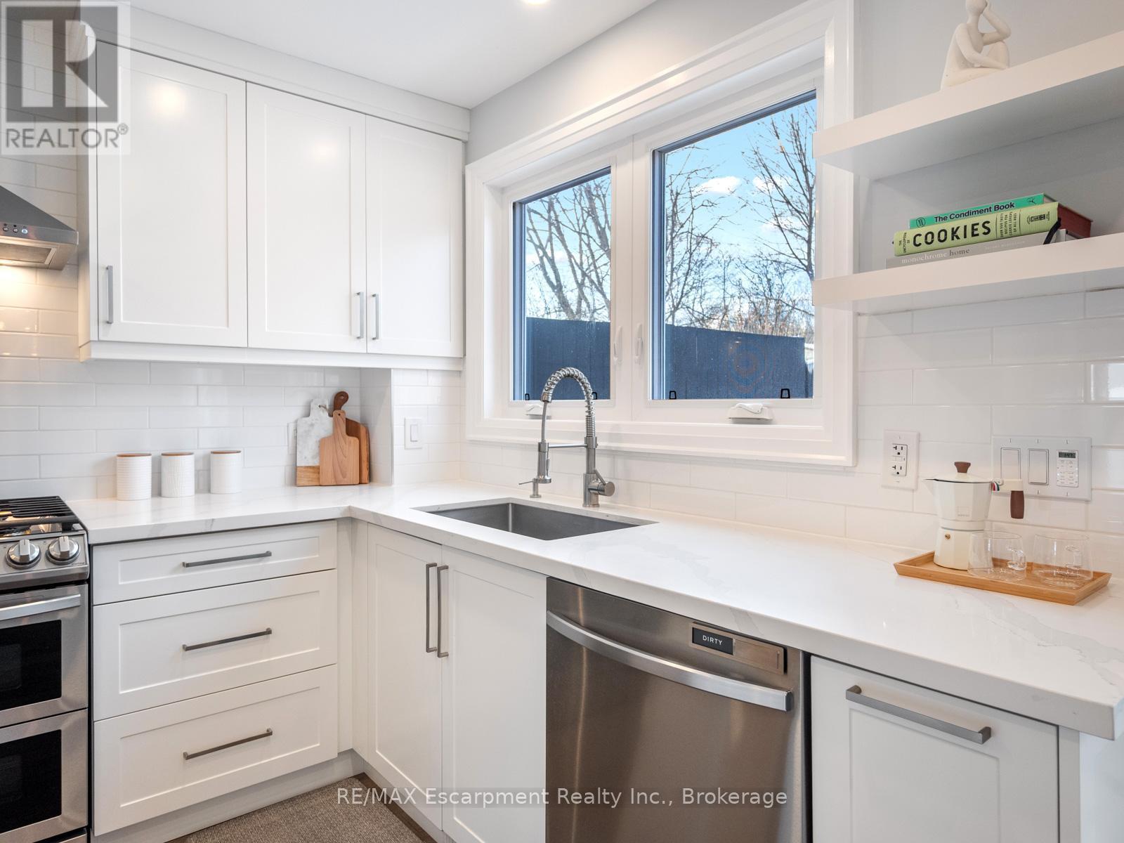143 Chalfield Lane, Mississauga (Rathwood), ON - Indoor Photo Showing Kitchen With Upgraded Kitchen