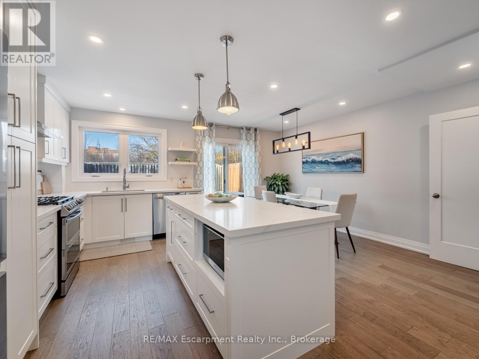 143 Chalfield Lane, Mississauga (Rathwood), ON - Indoor Photo Showing Kitchen With Upgraded Kitchen